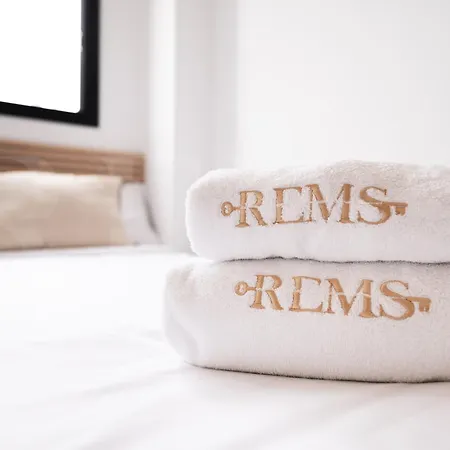 Beachside Escape With Parking And Pool Rems Lägenhet