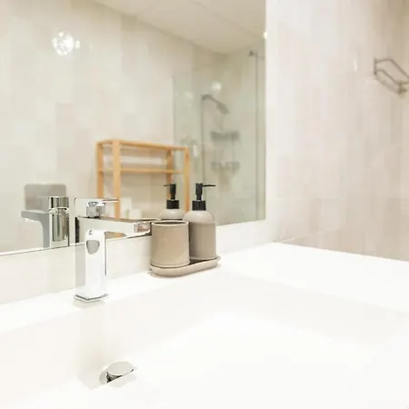 Apartamento Beachside Escape With Parking And Pool Rems Torremolinos