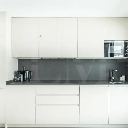 Beachside Escape With Parking And Pool Rems Apartamento