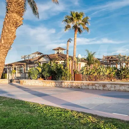 Apartamento Beachside Escape With Parking And Pool Rems